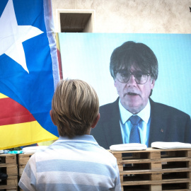  Un niño observa la intervención telemática de Puigdemont en el mitin central del partido JxCAT, a 16 de julio de 2023, en en Amer, Girona, Catalunya (España). Glòria Sánchez / Europa Press