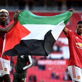  Paul Pogba y Amad Diallo sostienen la bandera de Palestina tras jugar un partido con el Manchester United en la Premier League inglesa en mayo de 2021.- Laurence Griffiths/PA Wire/dpa