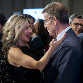  La vicepresidenta segunda del Gobierno y ministra de Trabajo en funciones, Yolanda Díaz y el presidente del PP, Alberto Núñez Feijóo, conversan durante la gala de entrega de los premios Parlamentarios 2023, en el Hotel Westin Palace, el 20 de diciemb