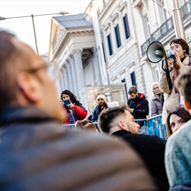  Una joven sujeta un megáfono durante una manifestación frente al Congreso de los Diputados, a 3 de marzo de 2023. Carlos Luján / Europa Press