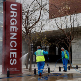 Labores de limpieza en el Hospital de Bellvitge. / TONI ALBIR (EFE)