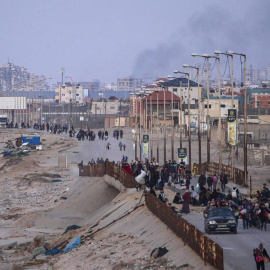 Palestinos caminan por la carretera costera de Al-Rashid tras cruzar del norte al sur de Gaza.-EFE/EPA/MOHAMMED SABER