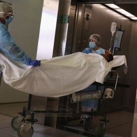 Personal sanitario trasladan a una persona enferma de covid-19, en el Hospital Clinic de Barcelona. REUTERS/Nacho Doce