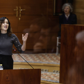 La presidenta de la Comunidad de Madrid, Isabel Díaz Ayuso, interviene en el pleno de la Asamblea de Madrid, este jueves. EFE/ Sergio Pérez