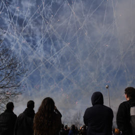 Varias personas observan los fuegos artificiales durante la primera mascletà madrileña, en el Puente del Rey de Madrid Río, a 18 de febrero de 2024, en Madrid (España).- Fernando Sánchez / Europa Press