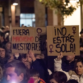  Decenas de personas durante una concentración en protesta por una agresión sexual cometida el pasado 8M, a 10 de marzo de 2024, en Albelda, La Rioja (España).- José Sánchez / Europa Press