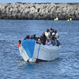 Varios migrantes llegan al puerto de La Restinga, a 4 de febrero de 2024, en El Hierro, Santa Cruz de Tenerife, Tenerife, Canarias (España).- Europa Press Canarias / Europa Press