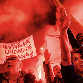 Decenas de personas haciendo el saludo fascista, durante una manifestación convocada por la Falange Española de las JONS, a 18 de noviembre de 2023, en Madrid (España).- Carlos Luján / Europa Press