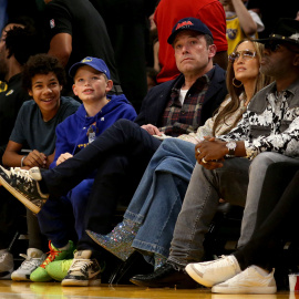 Jennifer Lopez y Ben Affleck durante un partido de la NBA.- Jason Parkhurst/USA TODAY Sports/REUTERS