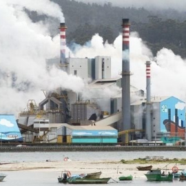 La fábrica de celulosa que pretende Altri será diez veces más potente que la de Ence en Pontevedra, en la foto.