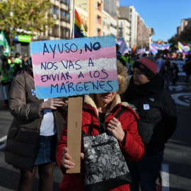 Un cartel de protesta durante una manifestación en defensa de la Ley LGTBI y la Ley Trans de la Comunidad de Madrid, a 17 de diciembre de 2023, en Madrid (España).- Fernando Sánchez / Europa Press