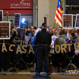 Decenas de personas durante una concentración frente a la Jefatura de Policía Nacional, a 7 de noviembre de 2023, en Barcelona, Catalunya (España).- Lorena Sopêna / Europa Press