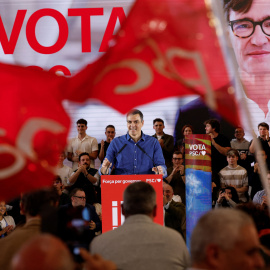  El Presidente del Gobierno Pedro Sánchez asiste a un evento en apoyo del candidato socialista (PSC) a las elecciones catalanas Salvador Illa, en Sant Boi de Llobregat, España, el 2 de mayo de 2024. REUTERS/Albert Gea