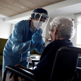  Una cuidadora ayuda a comer a una anciana. EFE/Mariscal/Archivo