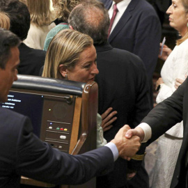 El presidente del Gobierno, Pedro Sánchez, y el de ERC, Oriol Junqueras, se saludan en el Congreso.- EFE