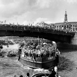 La Gabarra cruzando la ría en 1983.- ATHLETIC CLUB DE BILBAO