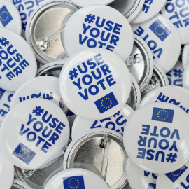 Chapas animando al voto en las elecciones europeas, en la oficina del Parlamento Europeo en Malta. REUTERS/Darrin Zammit Lupi