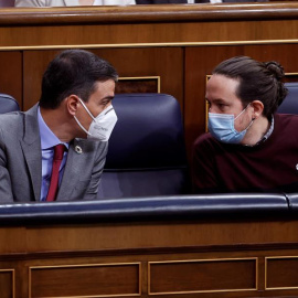 El presidente del Gobierno, Pedro Sánchez (i), conversa con el vicepresidente segundo del Gobierno y líder de Podemos, Pablo Iglesias, a su llegada al Congreso de los Diputados en la última sesión de control al Gobierno.- EFE