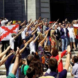 Decenas de personas realizan el saludo fascista en el Valle de los Caídos este domingo. (JUAN CARLOS HIDALGO | EFE)