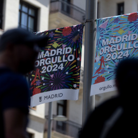 Dos carteles del Orgullo 2024 colgados de una farola, en Gran Vía, Madrid (España).- Eduardo Parra / Europa Press