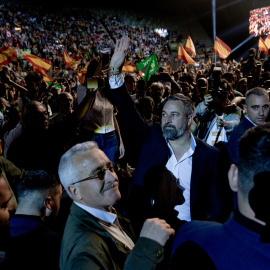 El líder de VOX, Santiago Abascal (c), y el fundador de VOX, José Antonio Ortega Lara (3i), a su llegada al acto ‘Viva 24’ de VOX, en el Palacio de Vistalegre, a 19 de mayo de 2024, en Madrid (España).- Carlos Luján / Europa Press