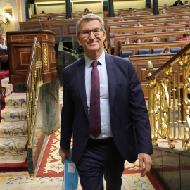 El presidente del PP, Alberto Núñez Feijóo, abandona el hemiciclo del Congreso de los Diputados tras la sesión de control al Gobierno. EUROPA PRESS/Jesús Hellín