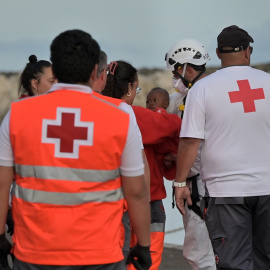 Trabajadores de la Cruz Roja atienden a migrantes llegados en pateras a El Hierro. Europa Press Canarias / Europa Press