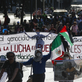 Activistas mexicanos a favor de Palestina llevan a cabo una manifestación frente a la Embajada de Estados Unidos en Ciudad de México para demandar un cese el fuego en la franja de Gaza.- EFE/ Isaac Esquivel