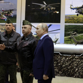 El presidente ruso Vladimir Putin junto a varios militares.- EFE