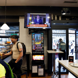 Un monitor de televisión en un bar del centro de Madrid, con la emisión de la comparecencia del presidente del Gobierno, Pedro Sánchez, anunciando el reconocimiento del Estado de Palestina. REUTERS/Susana Vera