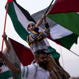 Una familia ondea las banderas en defensa de Palestina. - Alberto Valdes / EFE