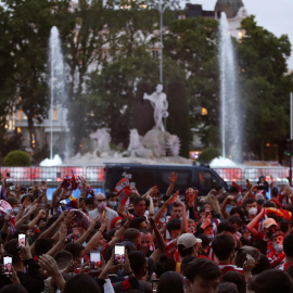 La afición del Atlético de Madrid celebra el título de Liga en la plaza de Neptuno.- EFE/Javier López