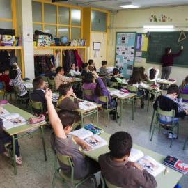  Una profesora escribe en la pizarra de un colegio público madrileño. REUTERS / Sergio Pérez