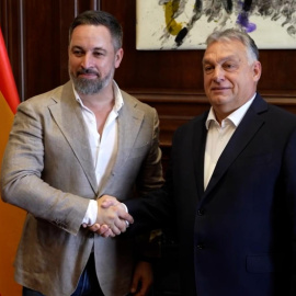 El presidente de Vox, Santiago Abascal (i), y el presidente de Hungría, Viktor Orbán.- EFE