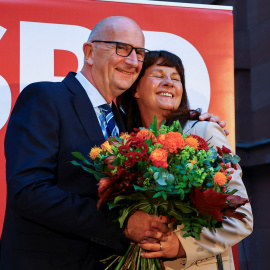 El primer ministro del 'lander' de Brandeburgo y candidato del Partido Socialdemócrata (SPD) a la reelección, Dietmar Woidke, y su esposa Susanne Woidke posan tras conocer los primeros resultados de las elecciones, en Potsdam, Alemania. REUTERS/Fabrizio