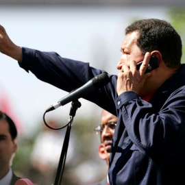 Hugo Chávez al teléfono.- EFE