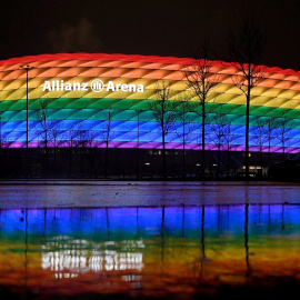 Vista del estadio Allianz Arena, donde juega el Bayern de Munich, iluminado con los colores de la bandera LGTBI, el pasado enero. REUTERS/Andreas Gebert