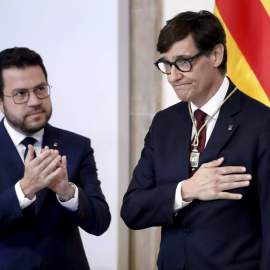  Salvador Illa, acompañado de Pere Aragonès, en su acto de toma de posesión como President de la Generalitat.