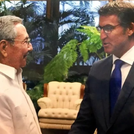  El difunto presidente de Cuba, Raúl Castro (i), saluda al entonces presidente de la Xunta de Galicia, Alberto Núñez Feijóo, en una de sus visitas a La Habana.- EFE