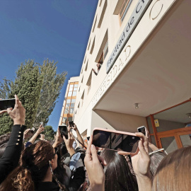  Opositores conversan con un examinador a la entrada del campus de Somosaguas tras el anuncio de la suspensión de los exámenes de oposición de RTVE.Alejandro Martínez Vélez / Europa Press