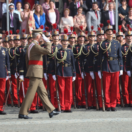  La princesa Leonor y El Rey Felipe VI en la jura de bandera en el Patio de Armas de la Academia General Militar de Zaragoza. Raúl Terrel / Europa Press