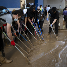  Decenas de voluntarios retiran agua y barro, Comunidad Valenciana. Lorena Sopêna / Europa Press