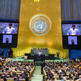  ONU/Loey Felipe Philemon Yang (en el podio y en las pantallas), Presidente del 79º período de sesiones de la Asamblea General de las Naciones Unidas, pronuncia un discurso en la inauguración de la Cumbre del Futuro