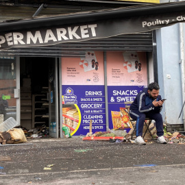  Un supermercado asltado en Belfast por grupos racistas y fascistas. Rebecca Black/PA Wire/dpa. Europa Press