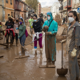  Voluntarios con palas y cepillos retiran barro de las calles del barrio de El Raval.Alejandro Martínez Vélez / Europa Press