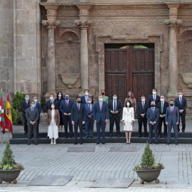 Foto de familia de los asistentes a la XXI Conferencia de Presidentes, realizada frente a la puerta barroca de acceso al Monasterio de Yuso de San Millán de la Cogolla, La Rioja, en julio de 2020. E.P./Alberto Ruiz