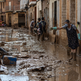  Varias personas en una de las zonas afectadas por la DANA. Alejandro Martínez Vélez / Europa Press.