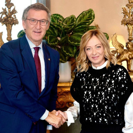 Feijóo y Meloni se saludan durante su reunión en Roma.- GOBIERNO DE ITALIA