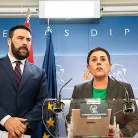 La portavoz de EH-Bildu, Mertxe Aizpurua (d), y el diputado Jon Iñarritu, en el Congreso. EUROPA PRESS
