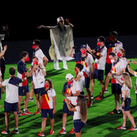 El equipo olímpico español disfruta de la ceremonia de clausura de los Juegos Olímpicos 2020, en el Estadio Nacional de Tokio. EFE/ Lavandeira Jr